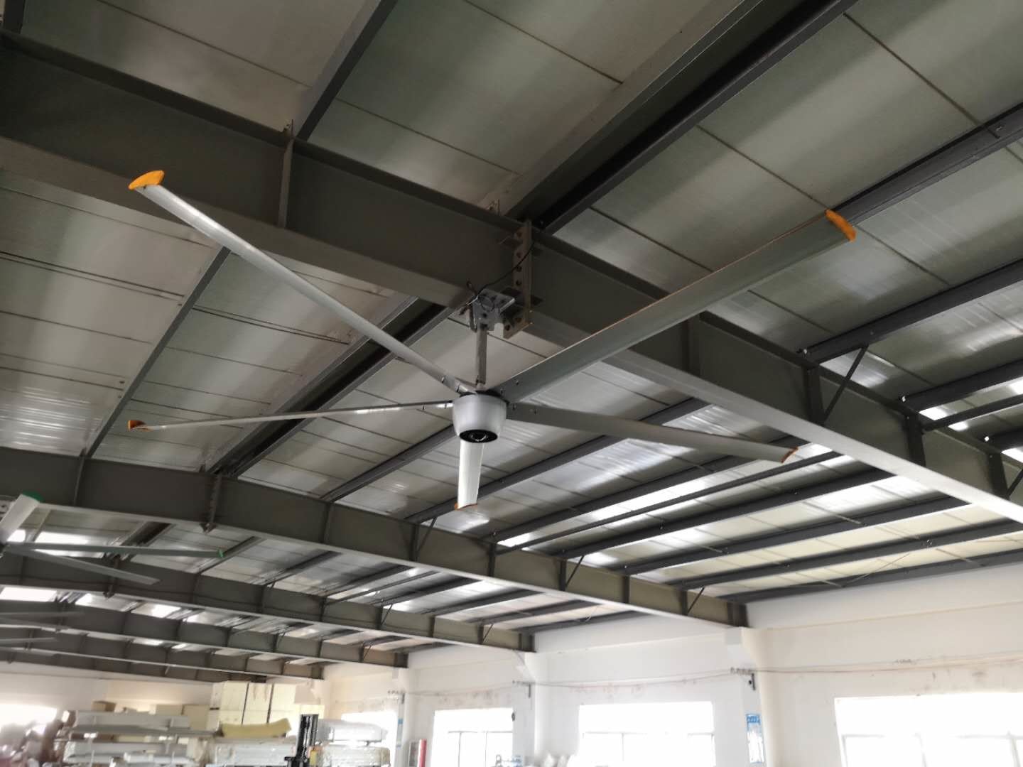 Fan de techo de enfriamiento grande silenciosa de la fan de techo del salón BLDC 220V con la cuchilla blanca